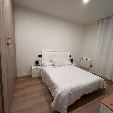 2 Privadas Con 1 Bano Privado, Salon Y Cocina بلباو